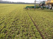 Landwirtschaftliche Maschine auf Feld