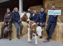 Gruppe von Menschen mit Tieren