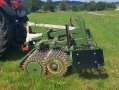 Eine landwirtschaftliche Maschine fährt auf einem Feld. 