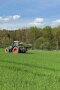 Ein landwirtschaftliches Fahrzeug fährt auf einem Feld.