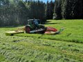 Ein landwirtschaftliches Fahrzeug fährt über eine Wiese.