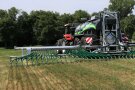 Ein landwirtschaftliches Fahrzeug fährt auf einem Feld.