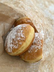 Blick in eine Tüte mit Krapfen.