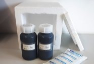 Zwei 1 Liter Probenflaschen mit Klärschlammproben für den Ringversuch LÜRV-A sowie Isolierbox und Kühlelement