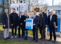 Gruppenfoto mit Minister Aiwanger, der eine Urkunde vorzeigt.