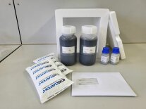 Proben auf einem Tisch im Labor.