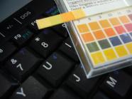 Computertastatur und pH-Teststreifen