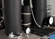 Zwei zylinderförmig geschlossene Behälter zur mikrobiellen Umsetzung von Kohlenstoffdioxid und Wasserstoff zu Methan und Wasser